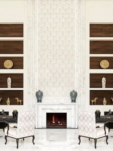 Eleganter Lounge-Bereich mit Kamin und dekorativen Regalen.