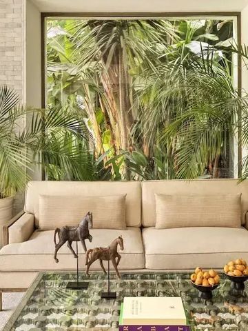 Gemütlicher Raum mit tropischem Blick und eleganter Deko