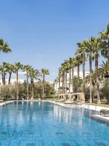 Außenpool mit Palmen und klarem Wasser im Freien des Hotelgeländes