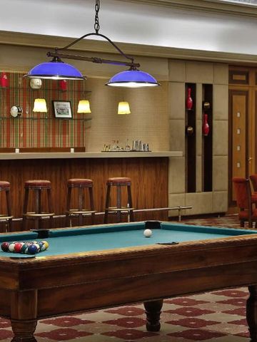 Billardraum mit rustikalem Billardtisch und Bar