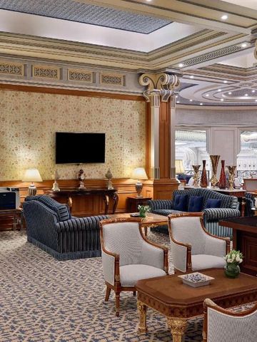 Luxuriöse Lounge mit geschmackvoller Einrichtung