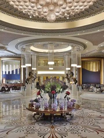 Großzügige und prachtvolle Lobby mit dekorativem Boden und Blumenarrangement.