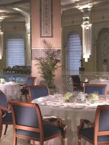 Elegantes Restaurant mit runden Tischen und stimmungsvoller Beleuchtung.