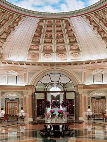 Prächtige Lobby mit hoher Kuppeldecke und Blumenarrangement