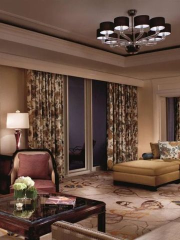 Elegant eingerichtetes Wohnzimmer in einer Hotelsuite mit stilvoller Beleuchtung