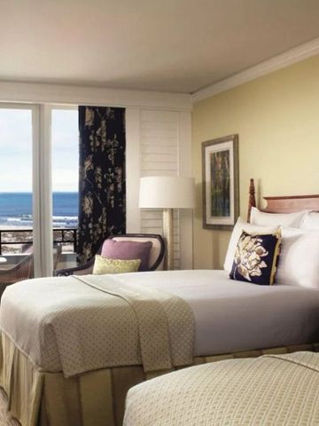 Hotelzimmer mit zwei Betten und Balkon mit Meerblick