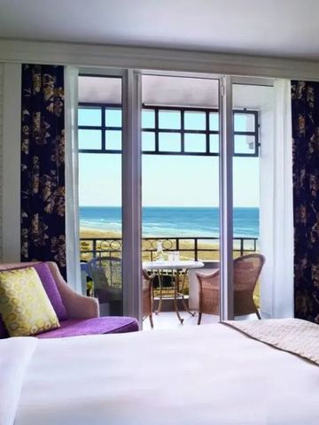 Zimmer mit Balkon und herrlichem Meerblick durch geöffnete Türen