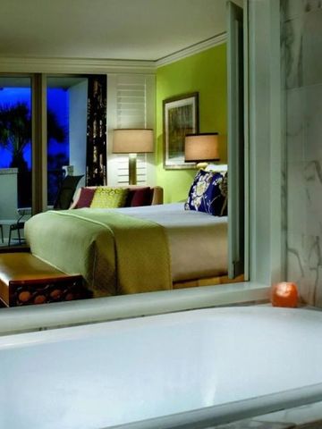 Luxuszimmer mit Blick aus dem Badezimmer auf die Suite und Terrasse