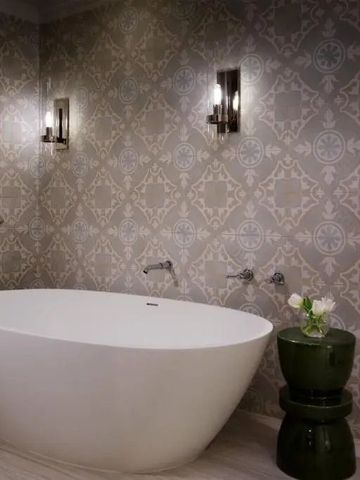 Elegantes Badezimmer mit freistehender Badewanne im Ritz-Carlton Amelia Island
