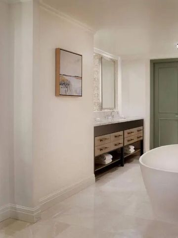 Geräumiges Badezimmer mit moderner freistehender Badewanne