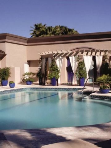 Eleganter Außenpool mit blauen Vasen und Cabana