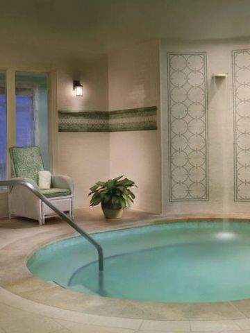 Luxuriöser Innen-Whirlpool im Spa mit Pflanzen