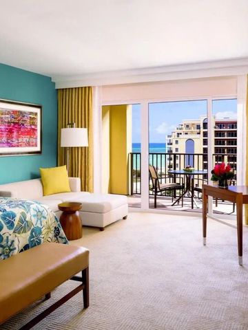 Hotelzimmer mit Balkon und Blick auf das Meer sowie benachbarte Gebäude