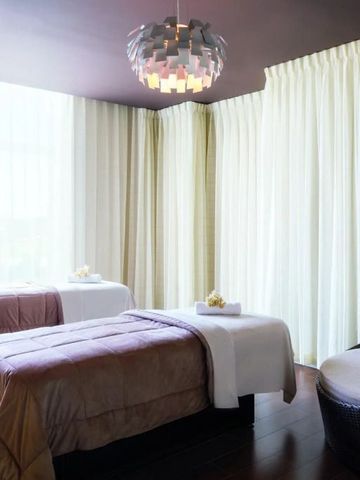 Spa-Behandlungsraum mit zwei Liegen und entspannender Atmosphäre