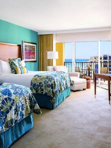 Hotelzimmer mit zwei Betten, Balkon und Blick aufs Meer