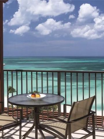 Balkon mit Meerblick und Tisch mit zwei Stühlen