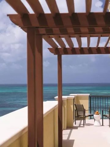 Balkon mit Blick auf das türkisfarbene Meer und modernen Sitzmöbeln