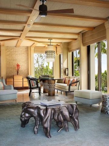 Luxuriöses Wohnzimmer mit stilvoller Einrichtung und Naturblick.