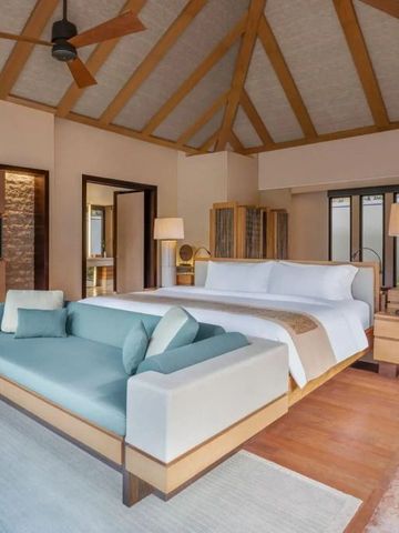 Komfortables Schlafzimmer mit hoher Decke und stilvoller Ausstattung.