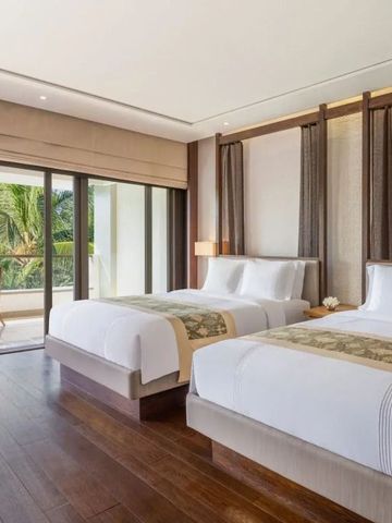 Zweibettzimmer mit Balkon und Blick auf Palmen im tropischen Design