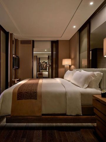 Elegantes Schlafzimmerdesign mit warmem Licht und Spiegeln