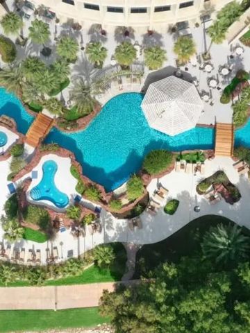 Luftaufnahme des Pools und der Gartenanlage im The Ritz-Carlton Doha