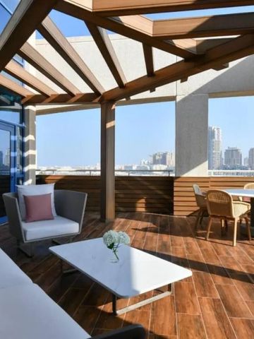 Terrasse mit Stadtblick und eleganter Möblierung im Ritz-Carlton Doha