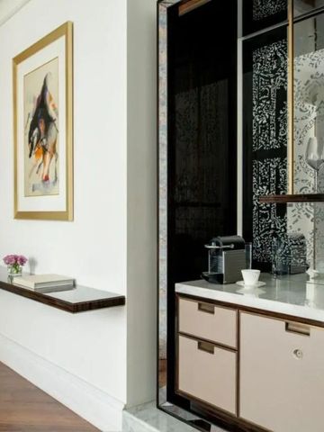 Eleganter Lounge-Bereich mit kunstvoller Dekoration und modernem Design