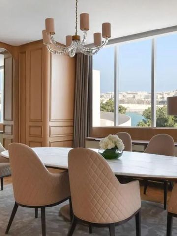 Opulenter Speisebereich mit großen Fenstern und edler Einrichtung