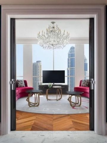 Luxuriöser Wohnbereich mit Kronleuchter und Skyline