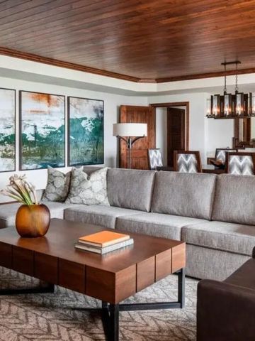 Luxuriöses Wohnzimmer mit Holzboden und eleganten Möbeln