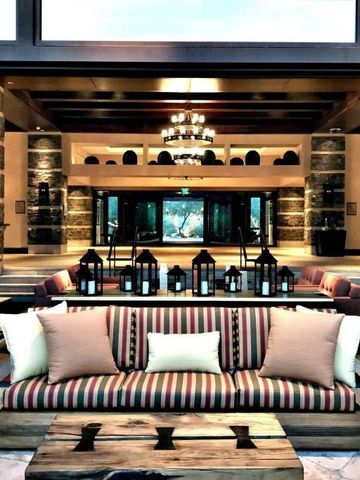 Opulente Hotellobby mit stilvollem Mobiliar und Beleuchtung