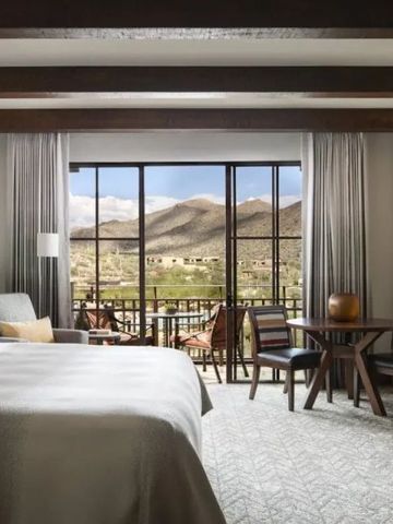 Hotelzimmer mit Ausblick auf die Berge und moderner Einrichtung