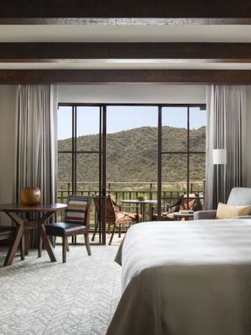 Gästezimmer mit Balkon, Ausblick auf die umliegenden Hügel, elegantes Design.