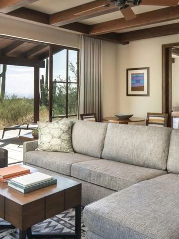 Luxuriöses Wohnzimmer in der Suite mit komfortablen Möbeln und großer Terrasse.