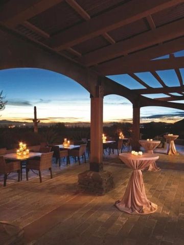 Romantische Terrasse bei Dämmerung mit Kerzenlicht und Blick auf den Horizont