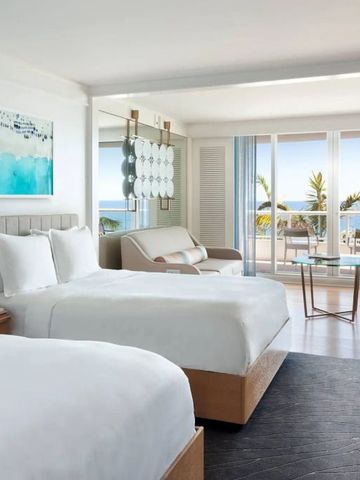 Zimmer mit zwei Betten und Balkon mit Meerblick