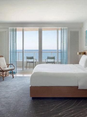 Modernes Hotelzimmer mit Balkon und Blick aufs Meer