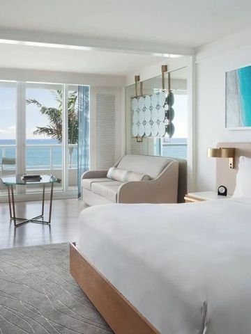 Helles Zimmer mit Meerblick und eleganter Einrichtung