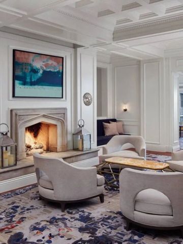 Elegante Lobby mit kunstvollem Kamin