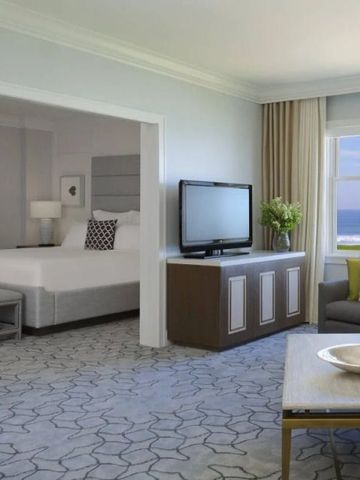 Geräumige Suite mit Schlafzimmer, Wohnbereich und Meerblick