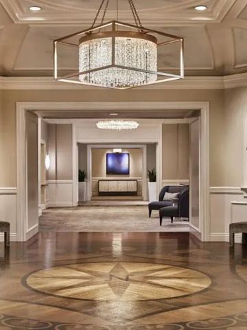 Elegante Lobby mit kunstvoller Decke und luxuriösen Details