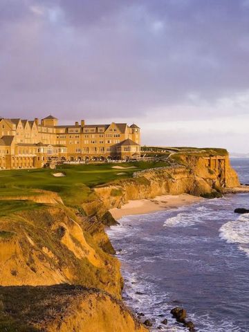 Hotel auf einer Klippe mit Blick auf den Ozean bei Sonnenuntergang