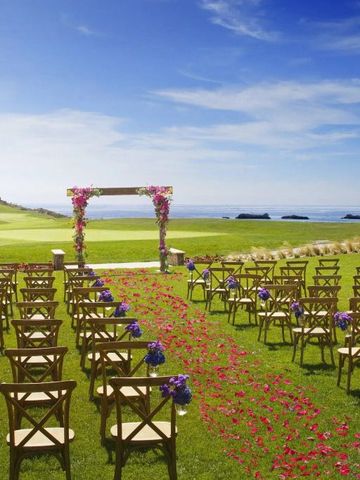 Outdoor-Hochzeitsbereich mit Stühlen und Blumendekorationen mit Meerblick