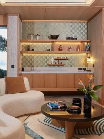 Elegant eingerichteter Wohnbereich mit Ausblick auf das Wasser.