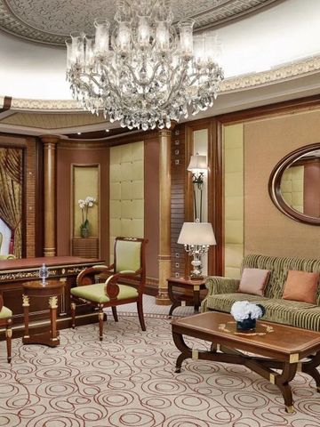 Luxuriöser Wohnbereich mit Kristallleuchter