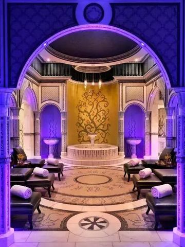 Opulenter Aufenthaltsraum im Spa mit reich verzierten Wänden und gemütlichen Liegen