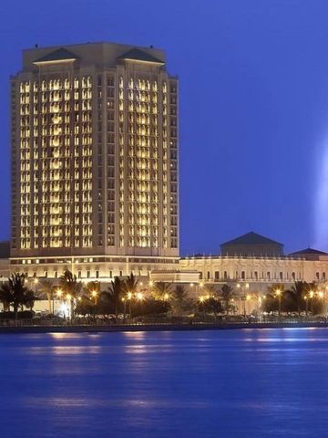 Nachtaufnahme von The Ritz-Carlton, Jeddah mit beeindruckender Beleuchtung und Wasserspiel