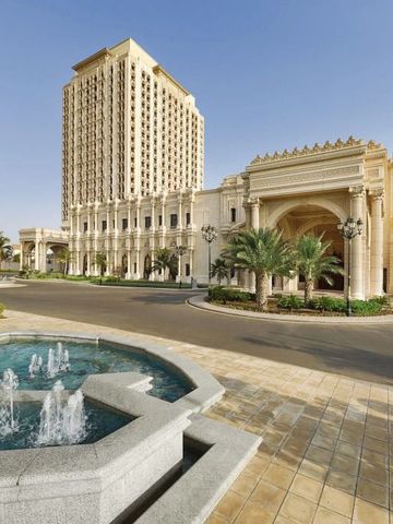 Prächtige Fassade des Ritz-Carlton Jeddah mit großem Springbrunnen im Vordergrund