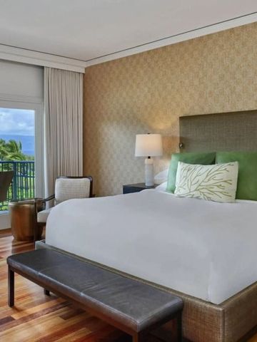 Luxuriöses Zimmer mit Blick auf den Ozean und stilvollem Interieur